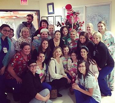 Jennifer Lawrence Rayakan Natal di Rumah Sakit